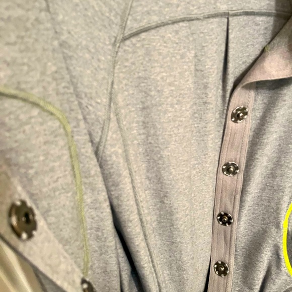 Lululemon jacket, with snap buttons - Picture 7 of 9